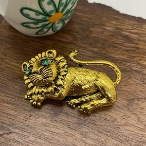 Lion Brooch Goldtone with Green Jeweled Eyes J054